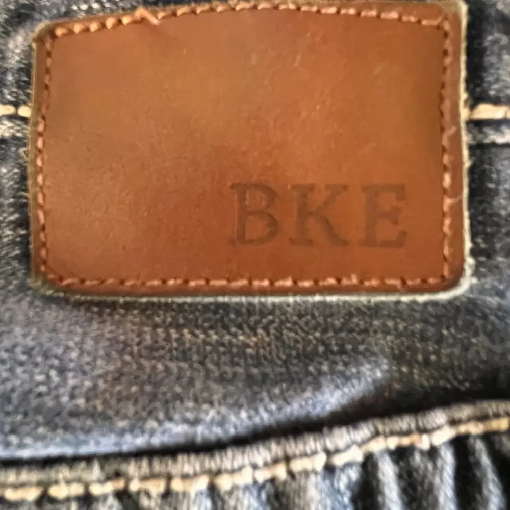BKE Derek Jeans Mens 30x30 Straight Leg Distressed Medium Wash Denim Buckle